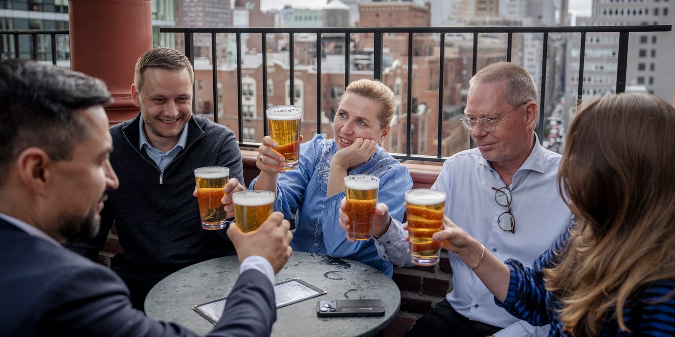 Danmarks statsminister Mette Frederiksen,  Grönlands premiärminister Jens-Frederik Nielsen och Grönlands utrikesminister Múte B. Egede passade på att fira avtalet med varsin öl.
