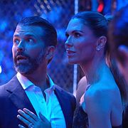 Donald Trump Jr och Bettina Trump i vimlet under presidentens MMA-gala utanför Vita huset i juni 2026.