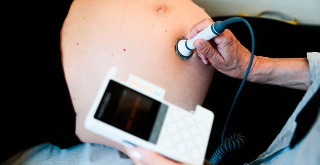 En barnmorska mäter hjärtljud på en gravid kvinnas foster.  Lise Åserud / NTB scanpix / TT / TT NYHETSBYRÅN