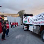 Lastbilar med humanitärt bistånd passerar gränsövergången Rafah mellan Egypten söndagen den 12 oktober 2025.