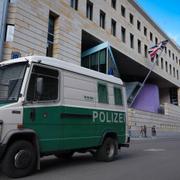 Tysk polis utanför brittiska ambassaden i Berlin.