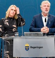 Lena Hallengren och Peter Eriksson på dagens pressträff. Ali Lorestani/TT / TT NYHETSBYRÅN