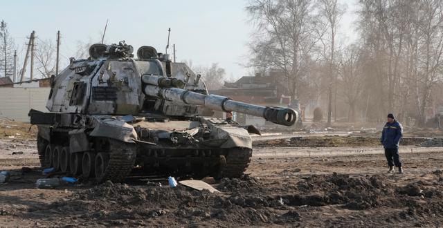 Rysk stridsvagn i Ukraina, tidigare under invasionen.  Efrem Lukatsky / AP