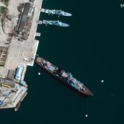 Satellitbilder visar robotkryssaren i hamn den 7 april. 