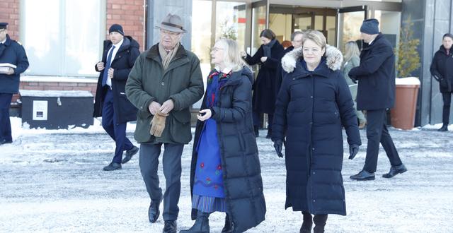 Kung Carl Gustaf besöker Norrbottens museum i Luleå under sitt länsbesök i Norrbotten. Till höger: landshövding Lotta Finstorp.  Pär Bäckström/TT