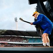 Angus Young i AC/DC under spelningen på Ullevi i Göteborg på måndagskvällen. 