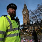 Polis patrullerar utanför parlamentet i London.