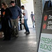 En skylt om matprogrammet SNAP på en marknad i Nashville, Tennessee, den 31 oktober 2025. 