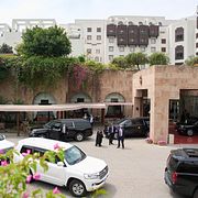 JD Vances konvoj utanför hotellet i Islamabad.