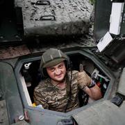 En ukrainsk soldat gör tumme upp i en svenskdonerad Stridsfordon 90 utanför Bachmut i juni.