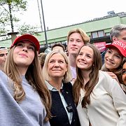 Socialdemokraternas partiledare Magdalena Andersson valspurtar på Liljeholmstorget.