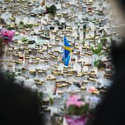 Blomsterhavet växer på minnesplatsen utanför Risbergska skolan i Örebro under lördagen.