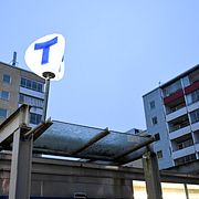 Stockholmsförorten Husby, där en av de män som förekommit i S valmaterial anses ha varit med och drivit ett kriminellt gäng.