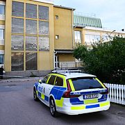 Polis utanför Brinellskolan i Fagersta.