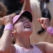 Mirra Andrejeva firar sin seger i Franska öppna i Paris den 6 juni 2026.