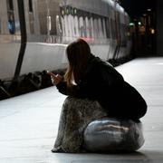 Arkivbild. En kvinna väntar på perrongen på spår 1 på stationen på Kastrup på torsdagen. Sverige beslutade tidigare i veckan att ID-kontrollerna på tåg till Sverige skulle upphöra. 
