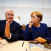 Förbundskansler Angela Merkel (till vänster) och CSU-ledaren Horst Seehoger.