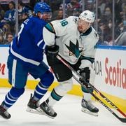 San Joses forward Tomas Hertl och Torontos Justin Holl. 