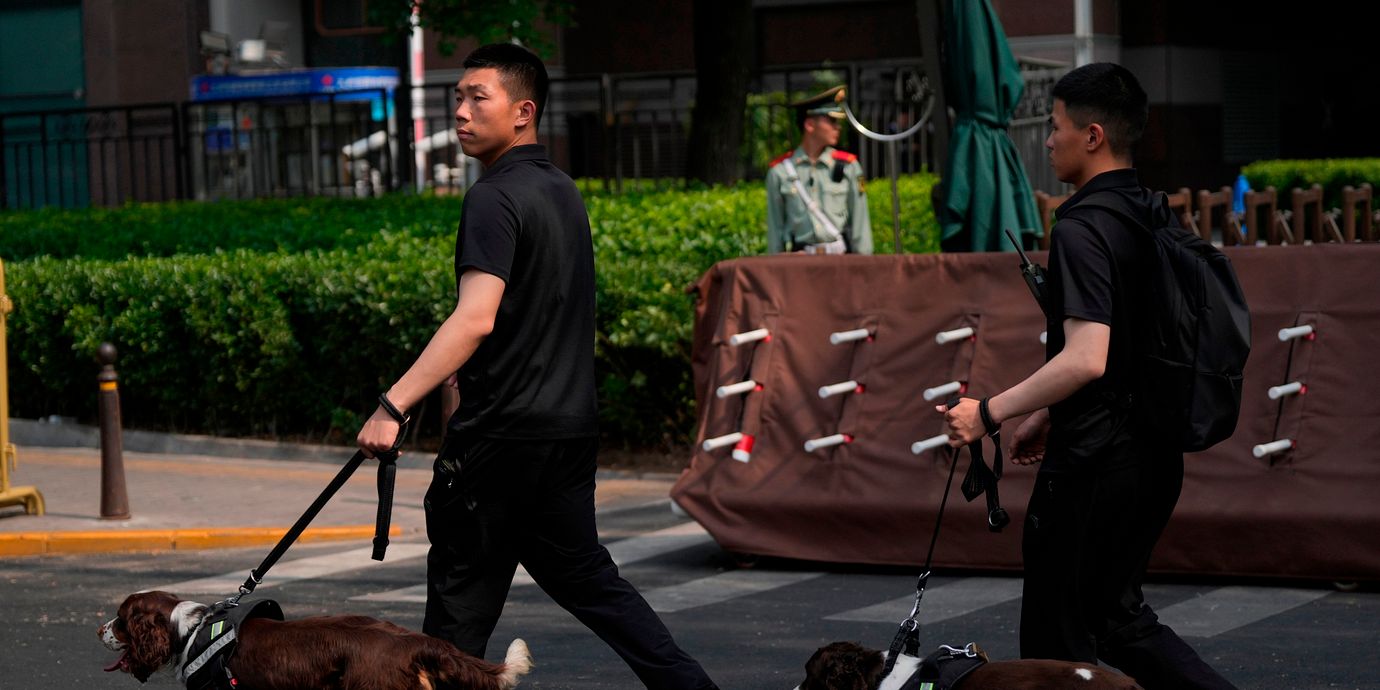 Spårhundar genomsöker det hotell i Peking där Donald Trump väntas bo under sitt besök i Peking.