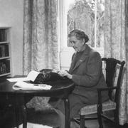  Författarinnan Agatha Christie vid sitt skrivbord 1951.