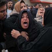 Palestinier sörjer döda anhöriga. Bild från 5 januari.