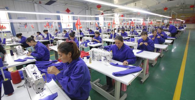 Arbetare i en Xinjiang-fabrik, 2019. Shutterstock