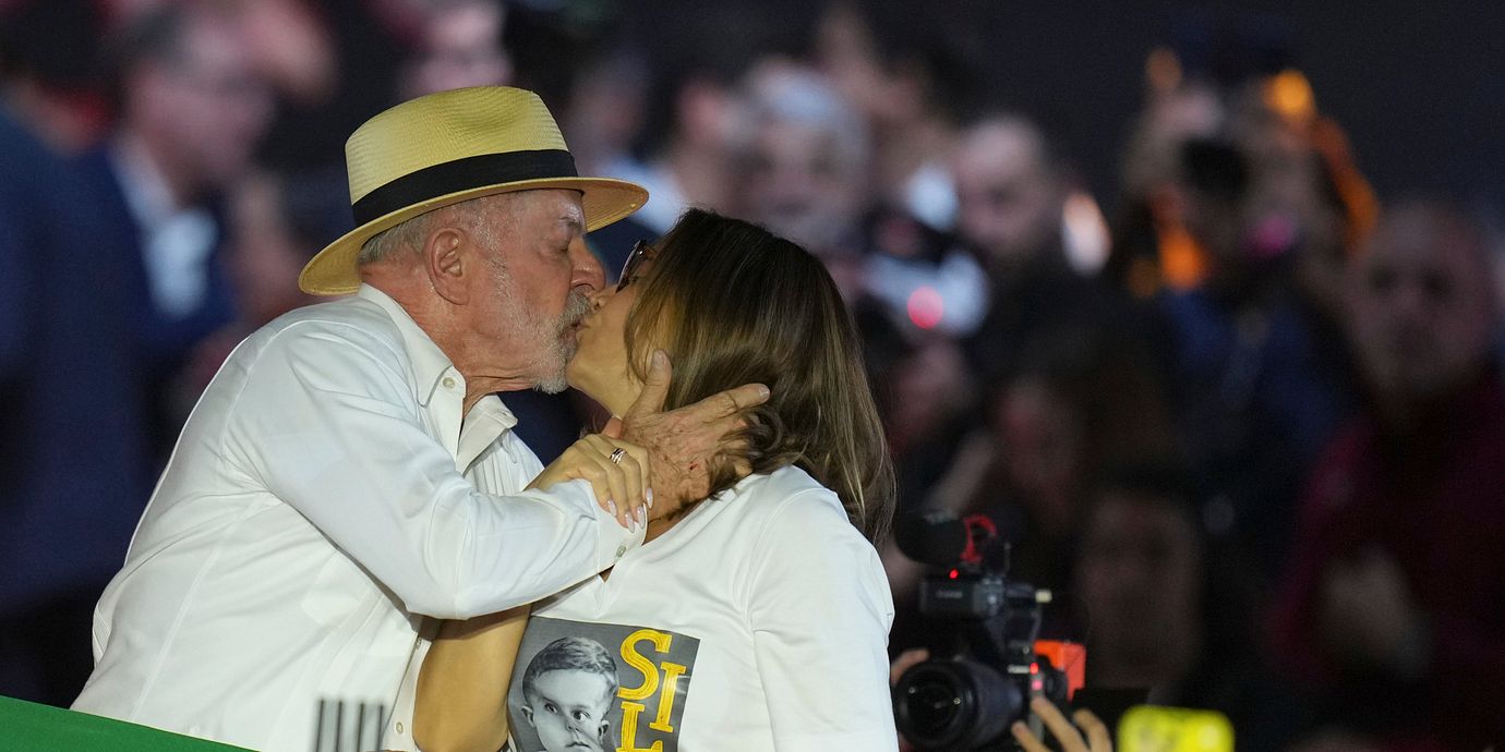 Lula da Silva kysser sin hustru på scen.