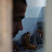 Fångar som anklagas vara IS-medlemmar i ett fängelse i Syrien.