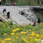 Arkivbild. Människor som flytt sina hem i Libanon återvänder under vapenvilan, 19 april. 