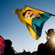 Arkiv. Abdullah Öcalans ansikte på en flagga vid en demonstration i Göteborg.