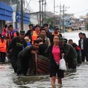 Soldater för fram en båt genom vattenmassorna i distriktet Sungai Kolok  i provinsen Narathiwat i södra Thailand.