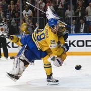 William Nylander tacklar omkull Henrik Lundqvist i glädjyran efter det svenska VM-guldet.