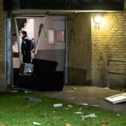 Polis på plats efter en explosion i ett trapphus i stadsdelen Rosengård i Malmö tidigt på måndagsmorgonen
