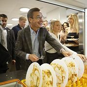 Statsminister Ulf Kristersson (M) besöker Österåkers gymnasium.
