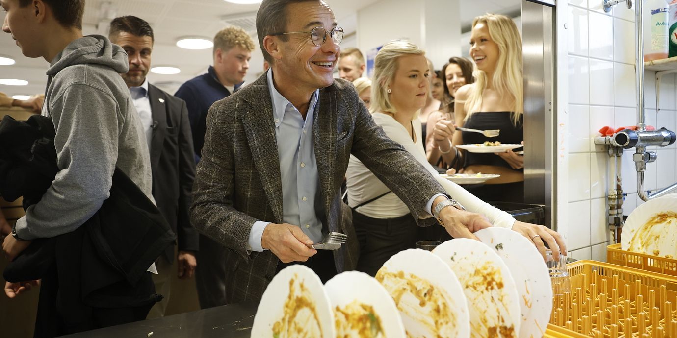 Statsminister Ulf Kristersson (M) besöker Österåkers gymnasium.