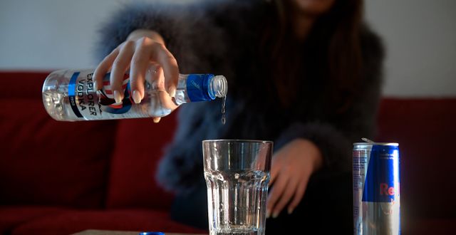 Tonåring häller upp vodka. Janerik Henriksson/TT