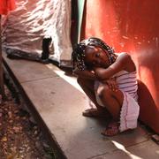 Ett barn vid ett läger för familjer som flytt gängvåldet, Port-au-Prince. 22 maj 2025.