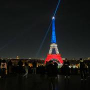 Eiffeltornet upplyst i de franska färgerna. 