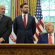 President Donald Trump, vicepresident JD Vance och handelsminister Howard Lutnick. Arkivbild.