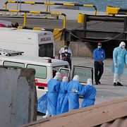 Sjuka patienter evakueras från MV Hondius under onsdagen.