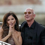 Arkivbild. Amazongrundaren Jeff Bezos tillsammans med frun Lauren Sánchez Bezos under bröllopsfirandet i Venedig, 2025.