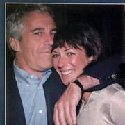 Jeffrey Epstein och hans flickvän Ghislaine Maxwell.