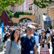 Folkvimmel i centrala Visby under Almedalsveckan. 