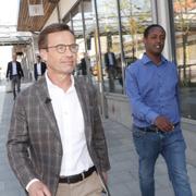 Ulf Kristersson tillsammans med Järvaveckans arrangör Ahmed Abdirahman på lördagen. 