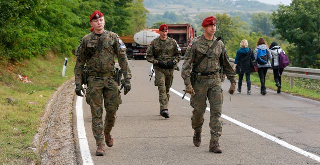 Polska soldater ur KFOR passerar barrikader i form av parkerade tankbilar vid gränskontrollerna till Serbien i Jarinje, Kosovo. Visar Kryeziu / AP