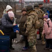 Ukrainska soldater kontrollerar id-handlingar.