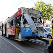 Spårvagnen bärgas.