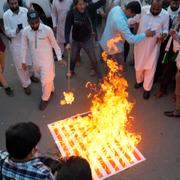 Människor i Pakistan bränner den amerikanska flaggan i protest mot Israels offensiv i Gaza.