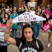 Yazmin Orozco, 18, deltar i en protest mot abortrestriktioner i Kalifornien, 24 juni 2022.