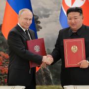 Mötet mellan Putin och Kim Jong-Un i somras. Bilden kommer från nordkoreanska regimen. 